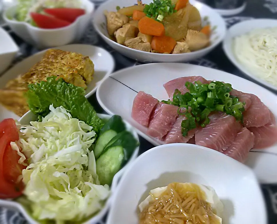 夕御飯☆半額鮪！☆サラダ☆ナメタケ奴☆煮物☆うどん☆汁に茄子挽き肉揚げ玉ねぎ入れた温かい汁☆厚焼き卵|maharo-pecoさん