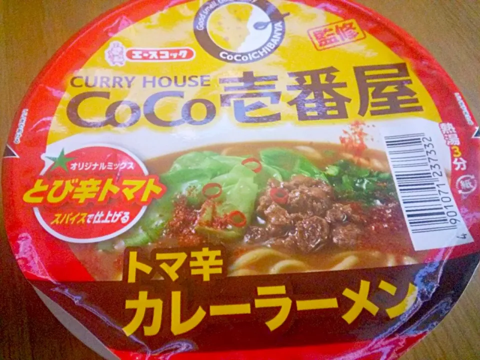 エースコックのCoCo壱番監修のトマ辛カレーラーメン。
とび辛トマトのスパイスが、カレーを辛くしてくれちゃいます。
辛党でない僕は、充分に汗をかく辛さでした。
これからの暑い季節、締め切った部屋で汗だくで食べたいカップラーメンです。
(*´ω｀*)|東京ライオンズさん