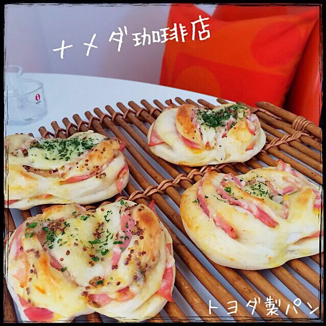 Snapdishの料理写真:本日のナメダ珈琲店ʕ-̼͡-ʔトヨダ製パンの焼き立てハムマヨロールーパンʕ-̼͡-ʔカホリ高きパン生地…フワッフワの食感…ʕ-̼͡-ʔ上出来。ごくり。|七海さん