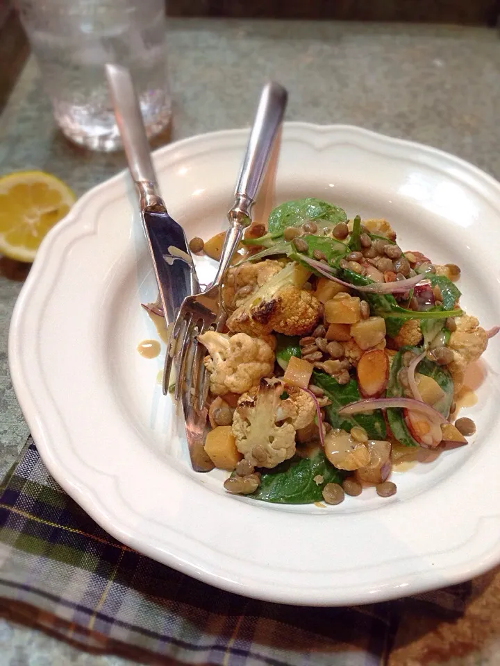 Roasted cauliflower salad with plums,lentils,almond,spinach and tahini dressing.|rick chanさん