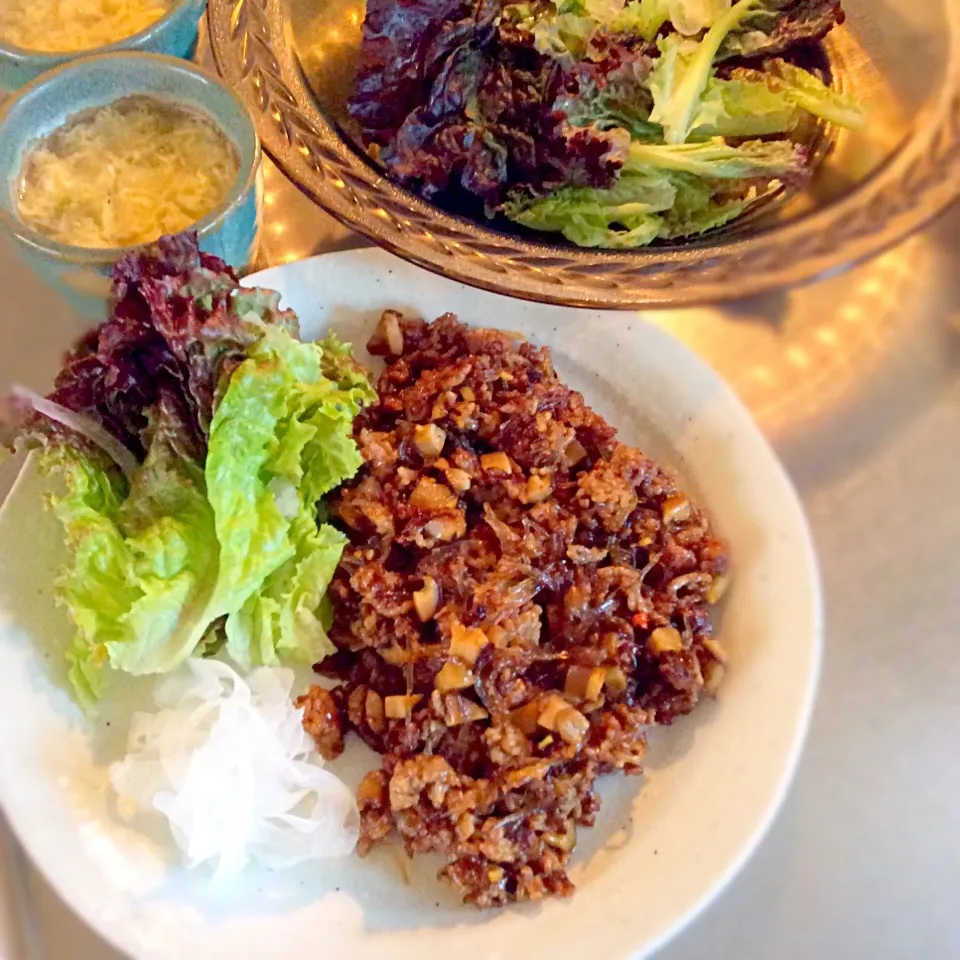 中華風ひき肉のレタス包み。
干し椎茸、生姜、春雨、紹興酒、ごま油と甜麺醤で作るタイプ。スライス玉ねぎと一緒に巻いたら爽やかで美味しかった☆|honeyhunterさん