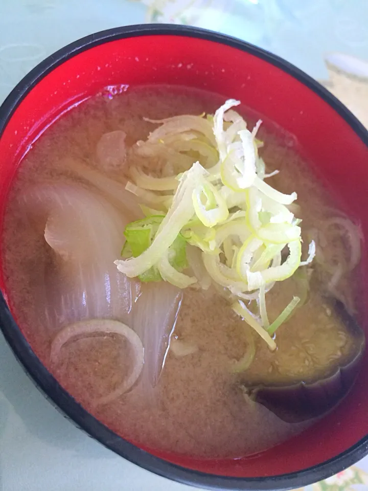 茄子とトロトロ新玉ねぎのお味噌汁🍆|わたゆみさん