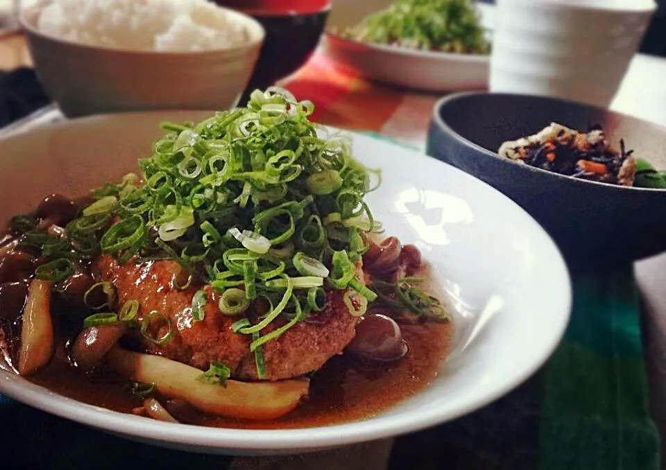 お昼ごはん
ごはん、味噌汁、豆腐ハンバーグ、きのこソース、ひじきの煮物、スナップえんどう、お茶|さっちんさん