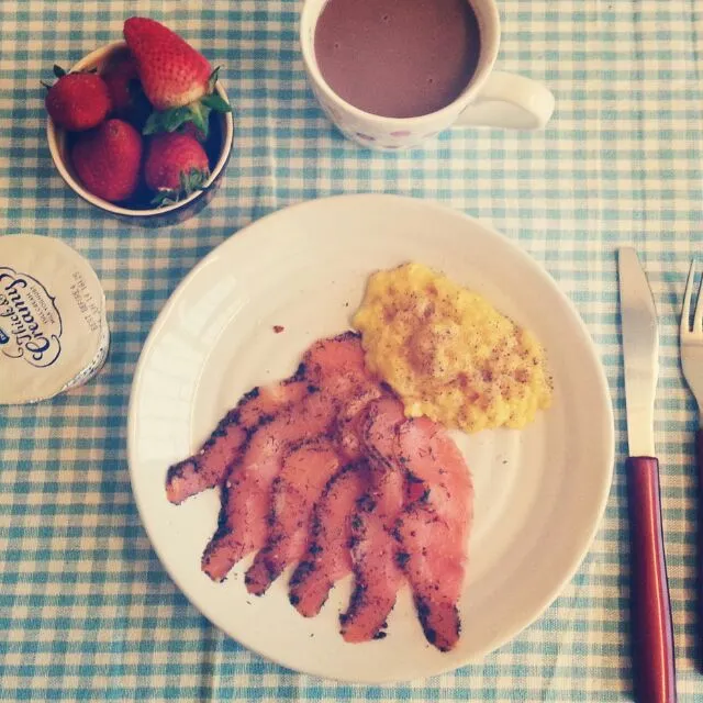 scramble egg with smoked salmon not forget chocolate milk, yogurt and strawberry.|Jun Kiさん