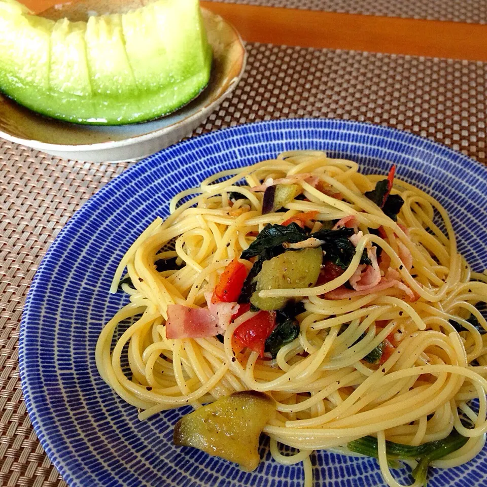 5/17 ランチ♪  茄子とほうれん草、ベーコンのパスタ  メロン|ikukoさん