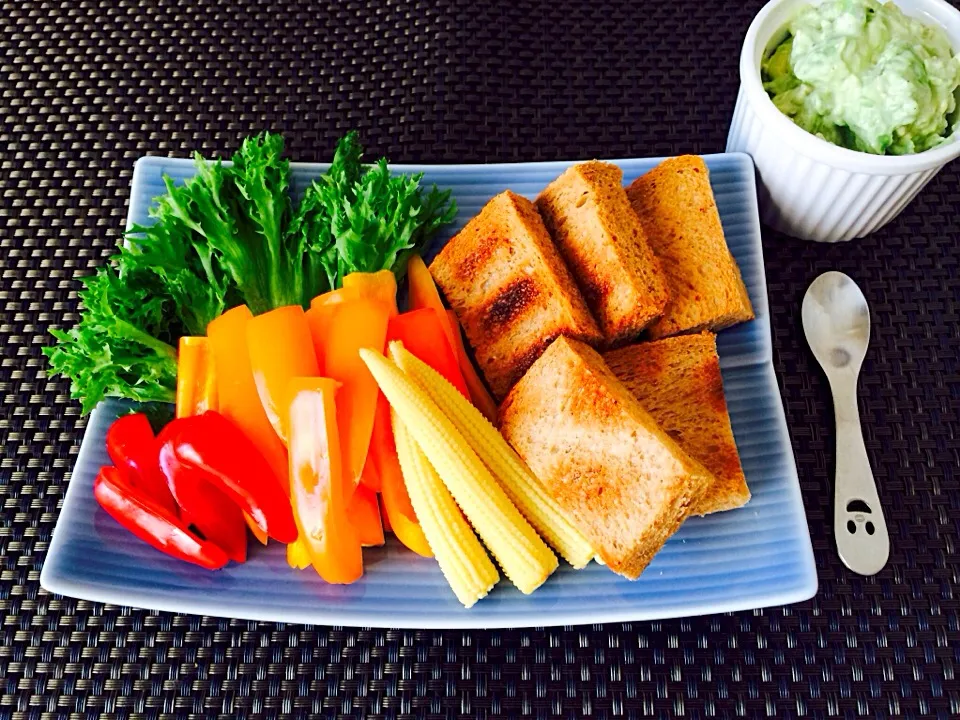 Snapdishの料理写真:混ぜて、切っただけの😋野菜とアボカドディップ|ふぁんさん