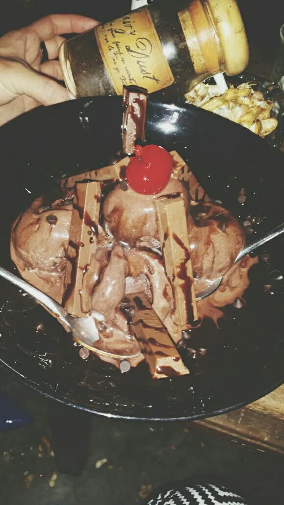 Chocolate ice cream with kit kat @ Iron Fairies,  Bangkok Thailand|genさん