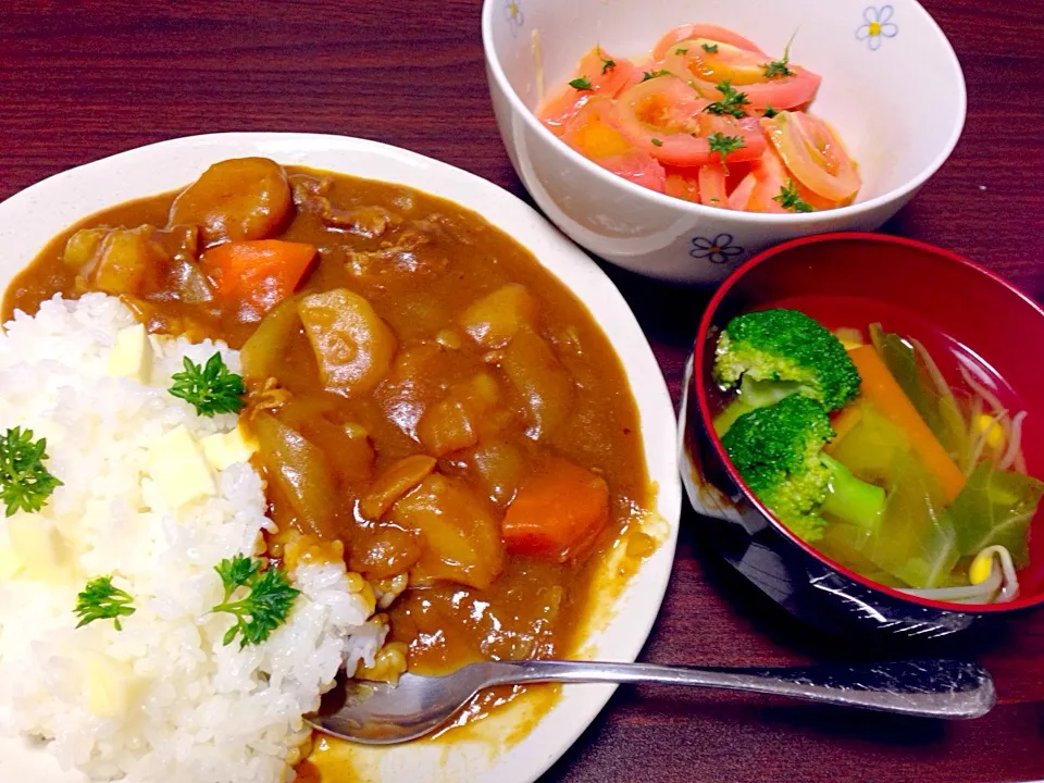 Snapdishの料理写真:おうちカレーとトマトと新玉ねぎのマリネ|みゆきさん