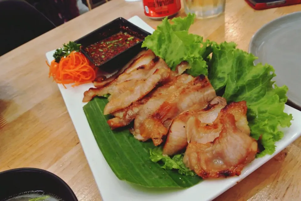 Roast pork slices at Sit & Wonder, Bangkok Thailand|genさん