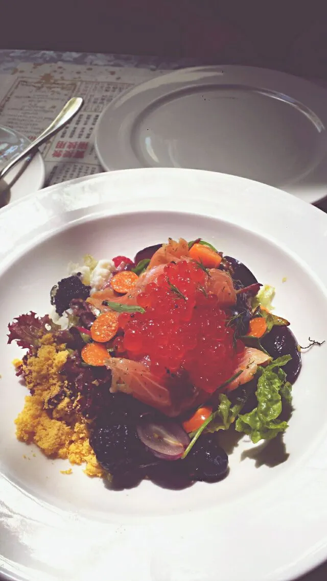 Salmon salad at Karmakamet Diner, Bangkok Thailand|genさん