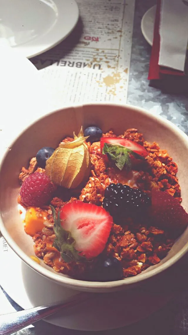 Snapdishの料理写真:Homemade Granola with fresh fruits at Karmakamet Diner, Bangkok Thailand|genさん