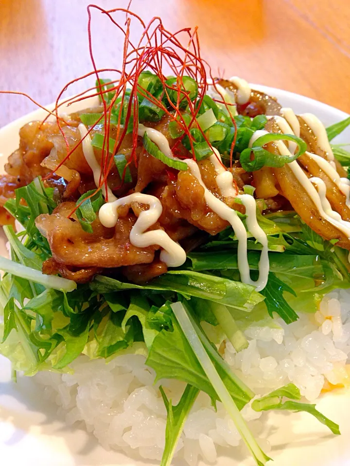 豚肉と蓮根のピリ辛オイスター炒め丼|まつださんさん