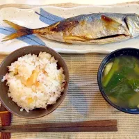 Snapdishの料理写真:鯵の塩焼きと筍ご飯|なつみかんさん