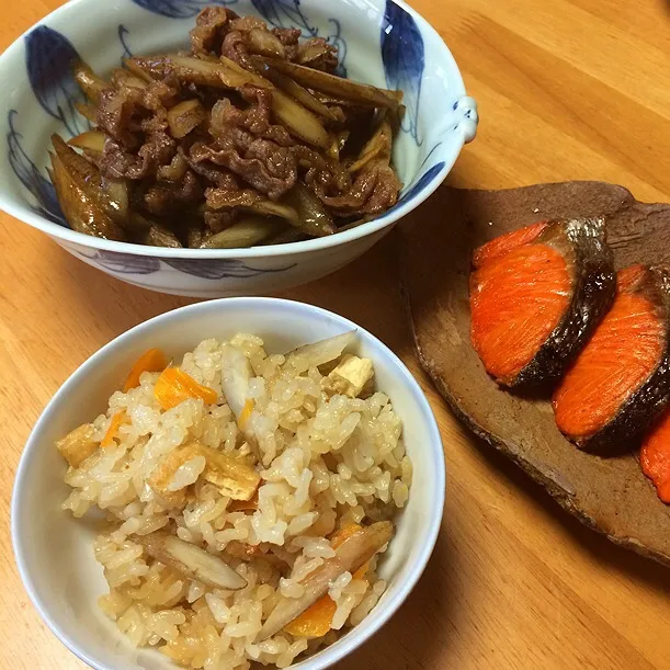 頂いた九州でゴボウで…ゴボウの炊き込みご飯♡ゴボウと牛肉のしぐれ煮♡紅鮭|ベリーさん