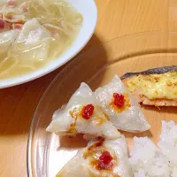 タルタルソースの焼きジャケと焼き餃子とスープ|まみくろさん