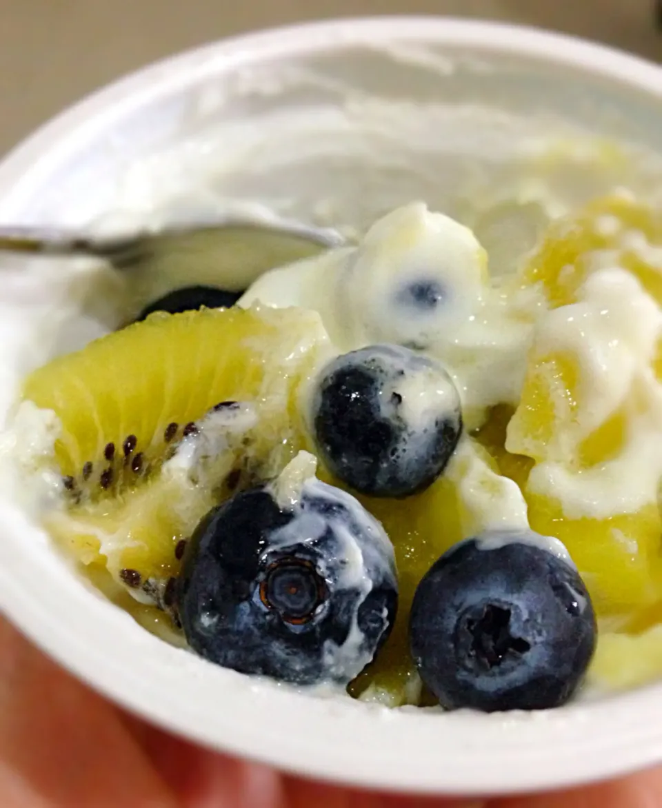 Yogurt with gold kiwi and blueberries|coxiella24さん