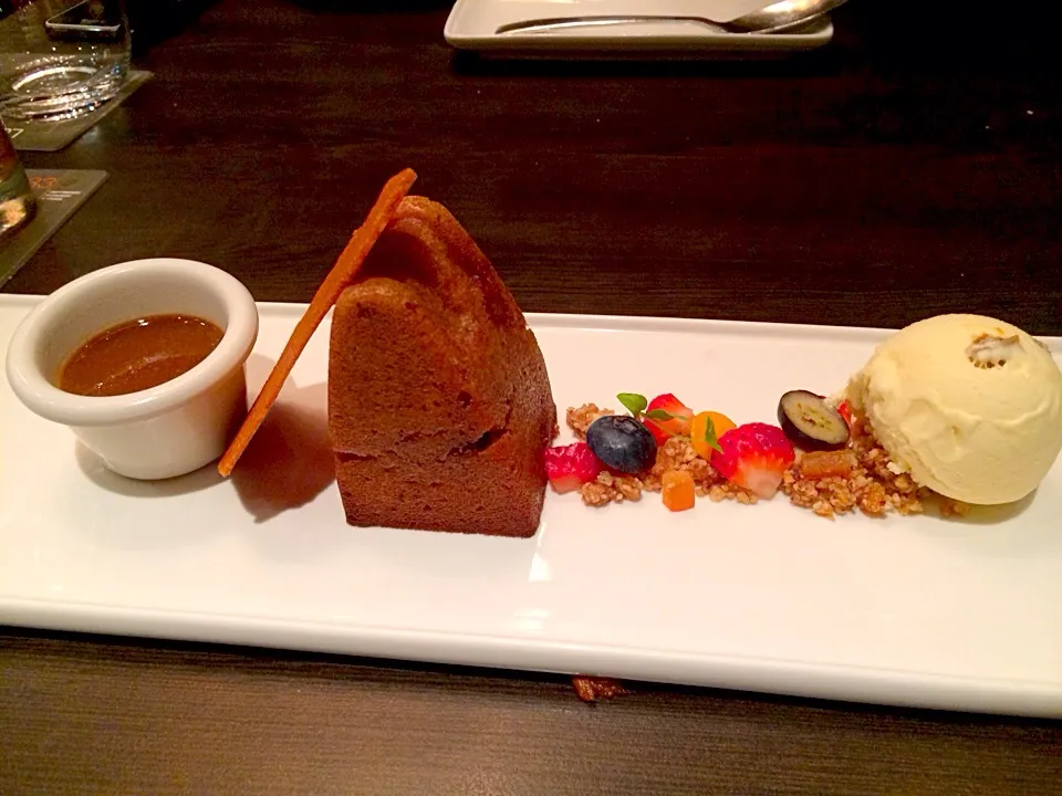 Sticky toffee date pudding and ice cream|prissyさん