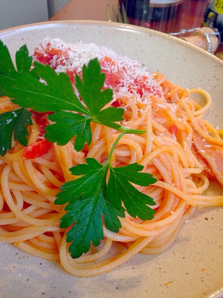 Tomato&bacon Pasta🍝ﾍﾞｰｺﾝとﾄﾏﾄのﾊﾟｽﾀ ﾍﾟｺﾘｰﾉﾁｰｽﾞby chef hubby|🌈Ami🍻さん