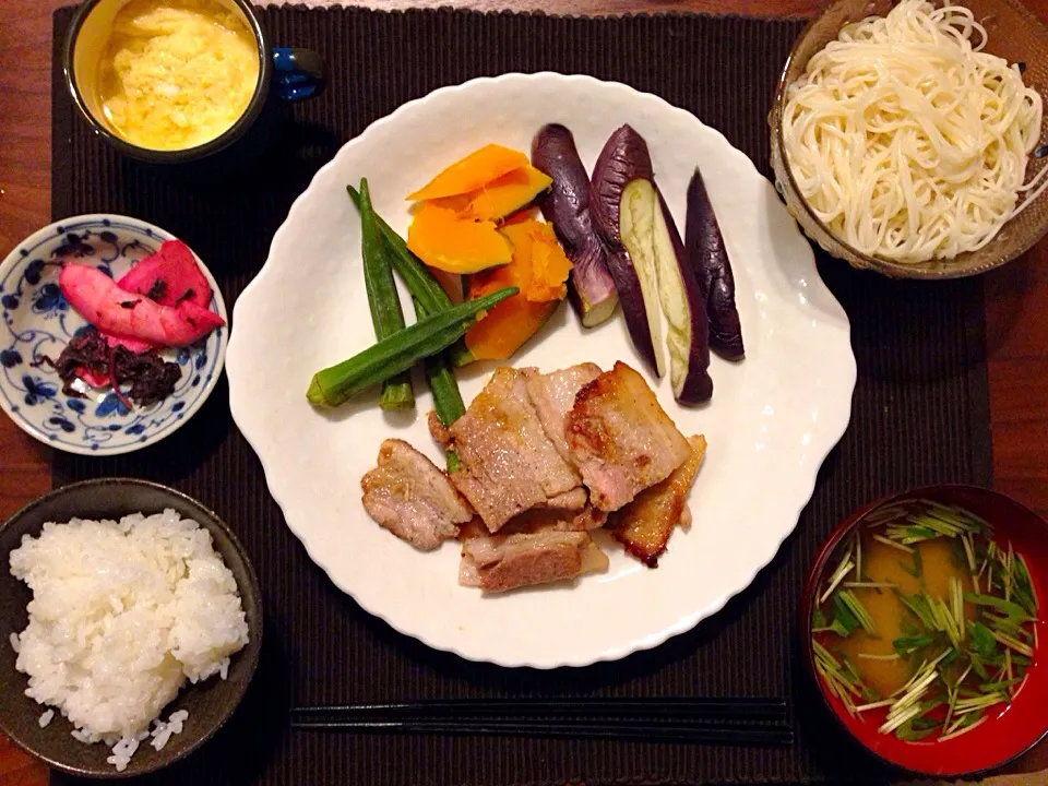 豚バラの塩麹焼き、温野菜、カイワレの味噌汁、そうめん、蒸し卵、生姜のお漬物|今日の献立さん