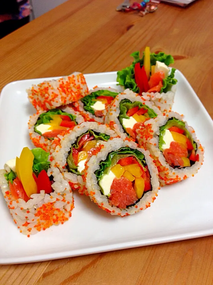 Smoked salmon and cream cheese salad sushi|Kumigarさん