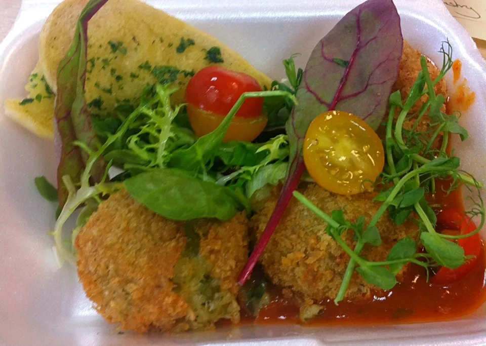 Risotto balls and salad with garlic bread|🍓Jolejo🍓さん