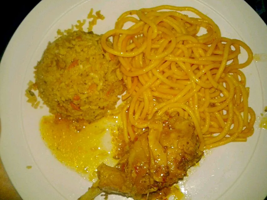 Pasta con pollo en salsa de tomate y arroz mixto.|Luis&LeidaGGさん