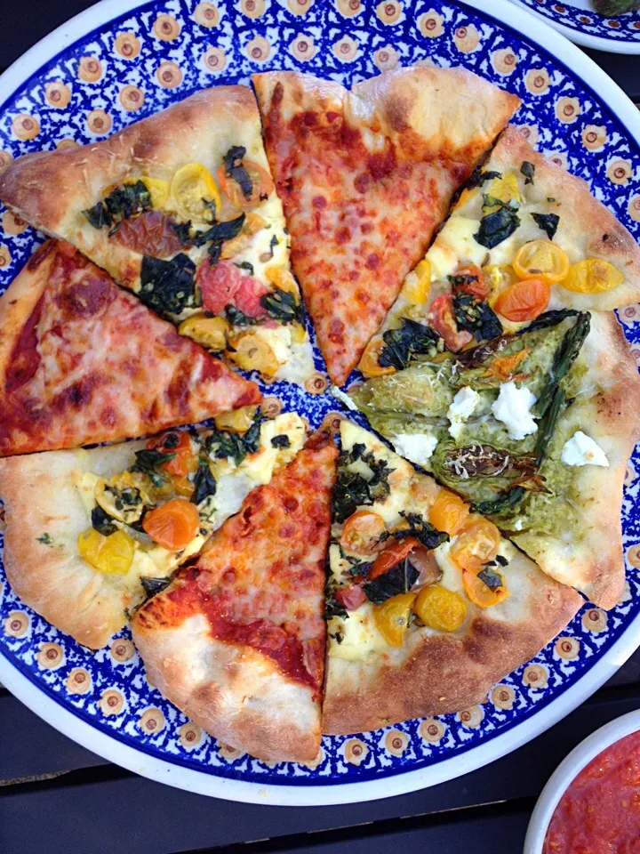 Snapdishの料理写真:Three vegetarian pizzas|Matthew Cashenさん