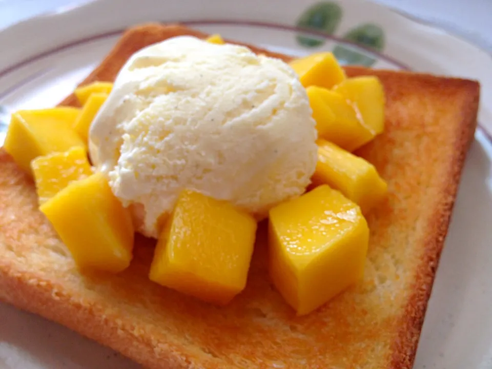 Toasted Bread Mango Vanilla Ice Cream for Breakfast|C_Lynneさん