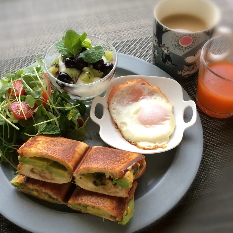 アボカドのホットサンド|ぺんぎんさん