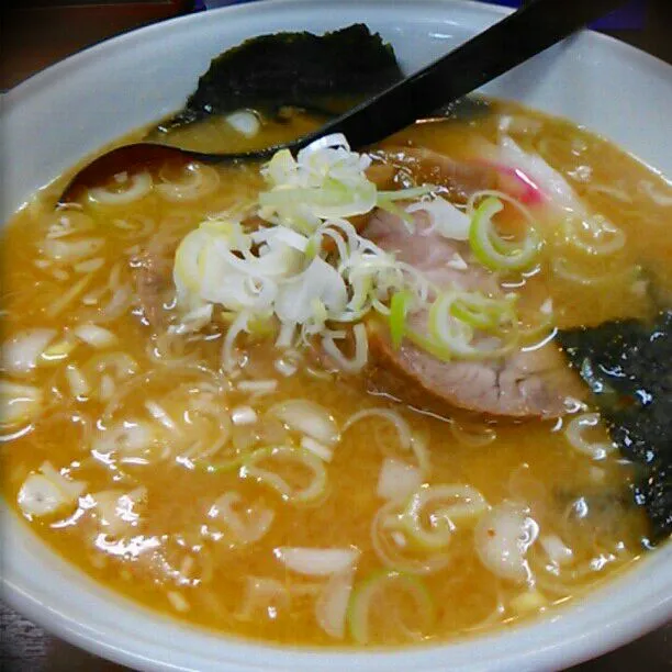 麺は細麺、太麺と選べて太麺で｡｡｡｡
スープも、薄め、普通、濃いめと選べますが、「初めは普通で当店の味を確めて下さい。」との事で普通で｡｡｡｡
チャーシューも厚切りで柔らかく5枚も入って食べ応えあり！
地元の名店を又見付けた感がありました。|H.E.YOSHY KAKKAさん