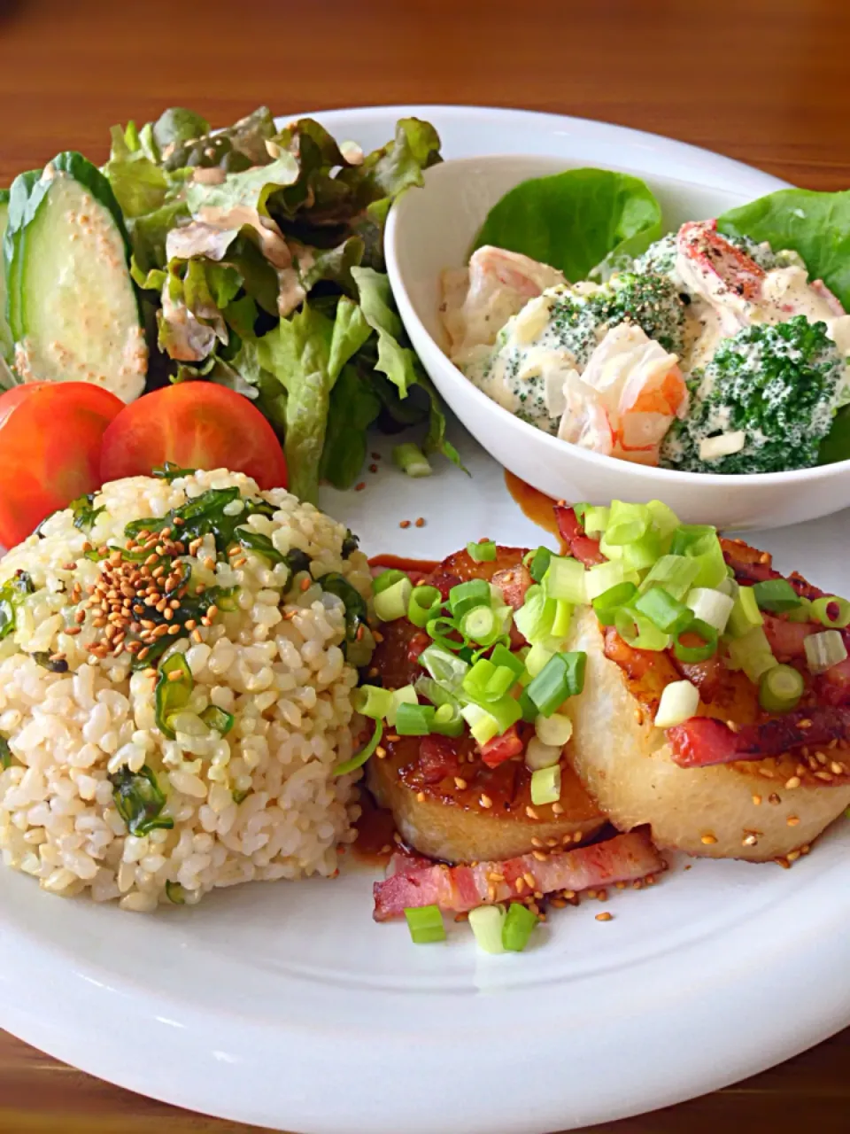 ⭐️大根ステーキ ⭐️シソの実わかめ混ぜご飯 ⭐️ブロッコリーと海老のサラダ ⭐️野菜サラダ 胡麻ドレッシング|よっちぃさん