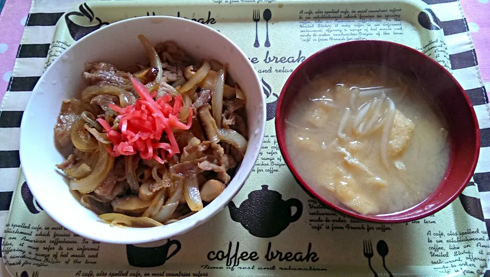 Snapdishの料理写真:豚丼*油揚げともやしの味噌汁|はるかさん