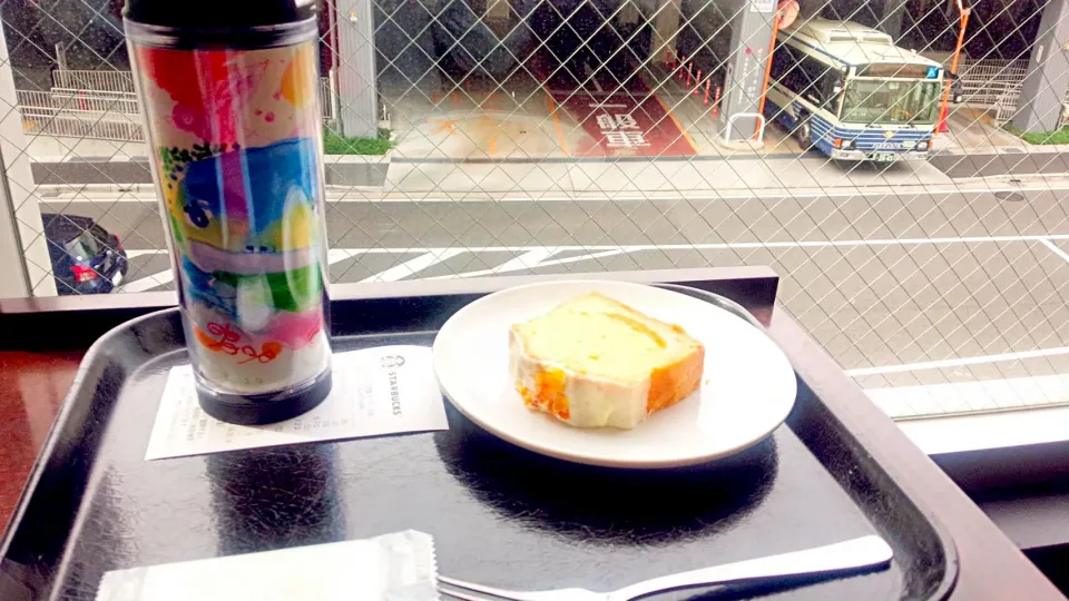 Snapdishの料理写真:Starbucksのcoffee & espresso cake Orangeとオリジナル・タンブラーだよ|cyanさん