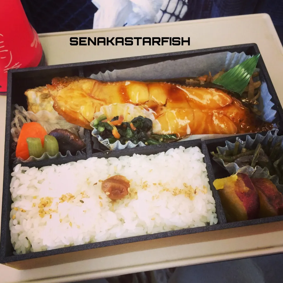 Snapdishの料理写真:KINOKUNIYA 大きなかれい照焼弁当@東海道新幹線|愛さん