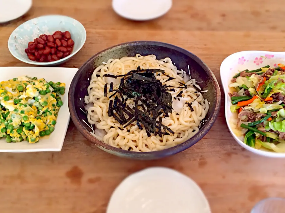 Snapdishの料理写真:ぶっかけうどん。野菜炒め。えんどう豆の卵とじ。金時豆。|Yuka Isekiさん