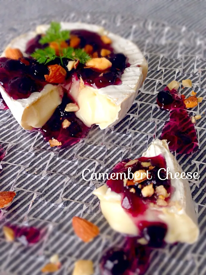 Camembert Cheese With Blurberry Sause 🍷 カマンベールチーズとブルーベリーソース|thanksanさん