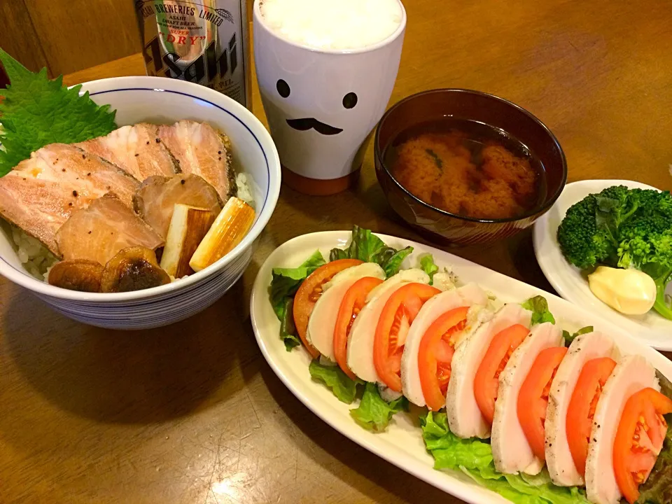 Snapdishの料理写真:りりたんこぶさんの料理 炊飯器で作ったじゅわトロチャーシューどーん💥（丼）とりはむとトマトのサラダ、お味噌汁、茹でブロッコリー☆|いく❤️さん