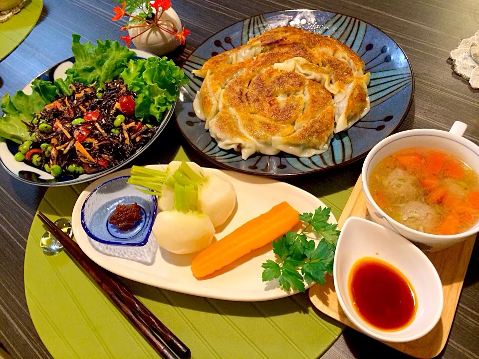 Snapdishの料理写真:今夜は餃子、ひじきサラダ、かぶと人参丸ごと温野菜、豆腐ひき肉団子スーラータンスープです。|かれんさん