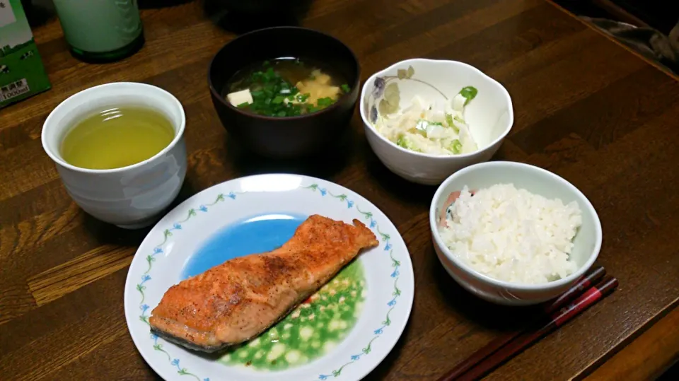 鮭のムニエル&大根とホタテのサラダ&ワカメと豆腐の味噌汁|えっちゃんさん