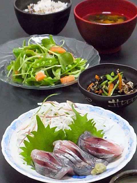 今晩は、鯵酢洗い、鶏とひじきの煮物 、摘み菜とスナップエンドウの自家製サーモンマリネサラダ、茸とわかめの味噌汁、雑穀ご飯

鯵くんと目が合って2匹購入。なるべく生で食したいので、三枚におろしてサッサっと酢洗い。昨日の続きで大根に茗荷と胡瓜を混ぜた褄とで、すだちが有ればなぁーと思いつつ、さっぱり頂きました。

今日も美味|akazawa3さん