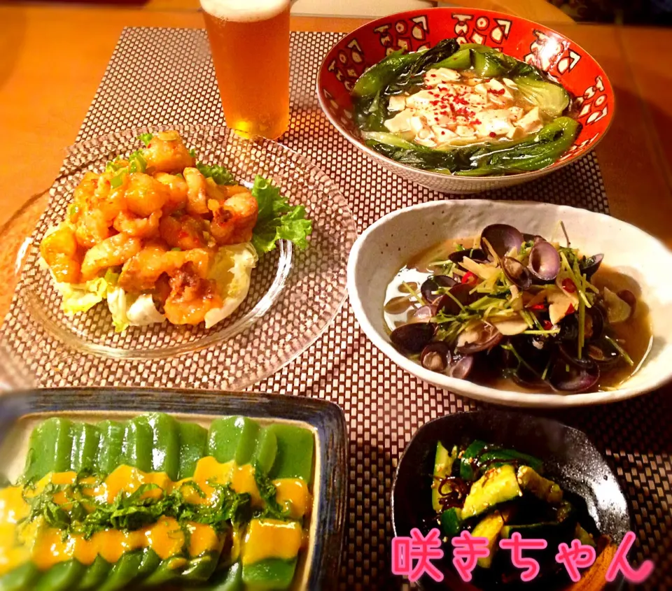 本日辛い晩酌〜真鱈チリソース、しじみと豆苗のピリ辛香味酒蒸し、青梗菜と豆腐のオイスターあん、叩ききゅうりの塩昆布ラー油和え、こんにゃく刺し🍺|咲きちゃんさん