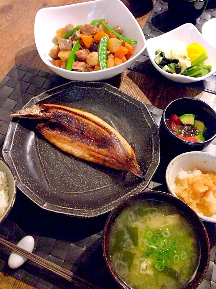 ヘルシー和食🍚秋刀魚の開き、筑前煮、トマトとアボカドもずく、大根おろし、お漬物、ワカメとねぎ、油揚げのお味噌汁、麦入りご飯🍀|まみりんごさん