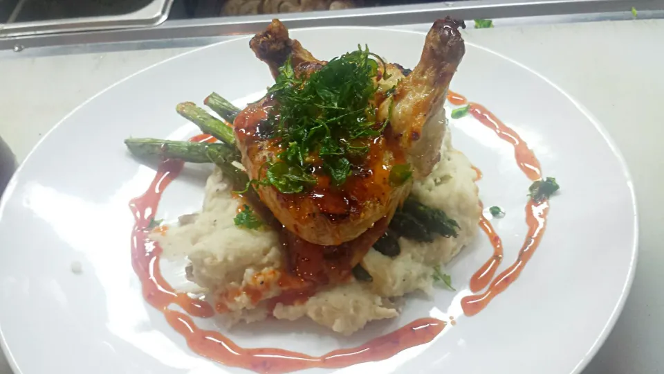 our honey Chipotle chicjen sittin on a bed of mash and grilled asparagus.|Steven Doportoさん