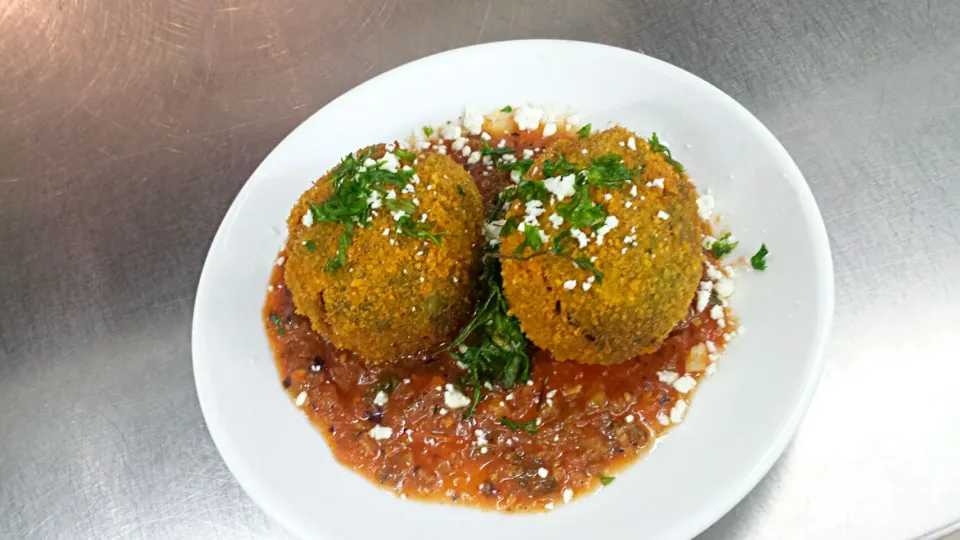 Snapdishの料理写真:our stuffed fried avocado. with fill the inside with a mixture of cream cheese jalapeño cheese red pepper flakes etc... :) sooooo good|Steven Doportoさん