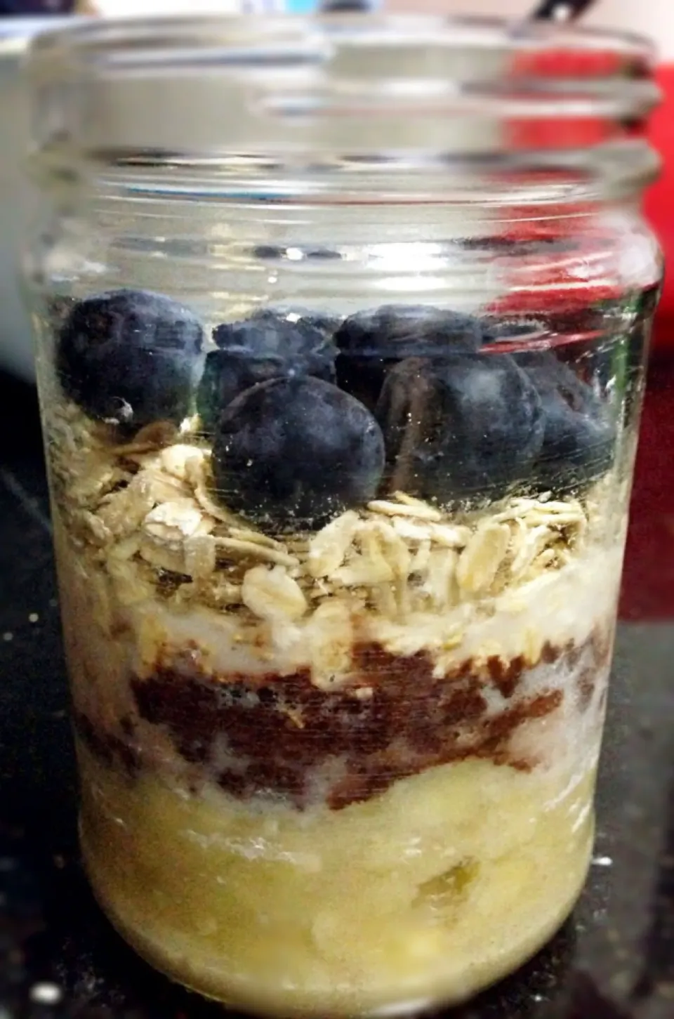 Breakfast granola in a jar - mashed bananas, cocoa powder, almond milk, rolled oats, blueberries|coxiella24さん