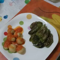 Snapdishの料理写真:papas arrugadas con mojo picón y pimientos de piquillo.|Joana Gonzalez Pereraさん