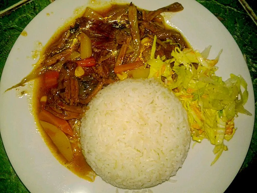 Carne desmechada, arroz y ensalada de mango, zanahoria y repollo.|Luis&LeidaGGさん