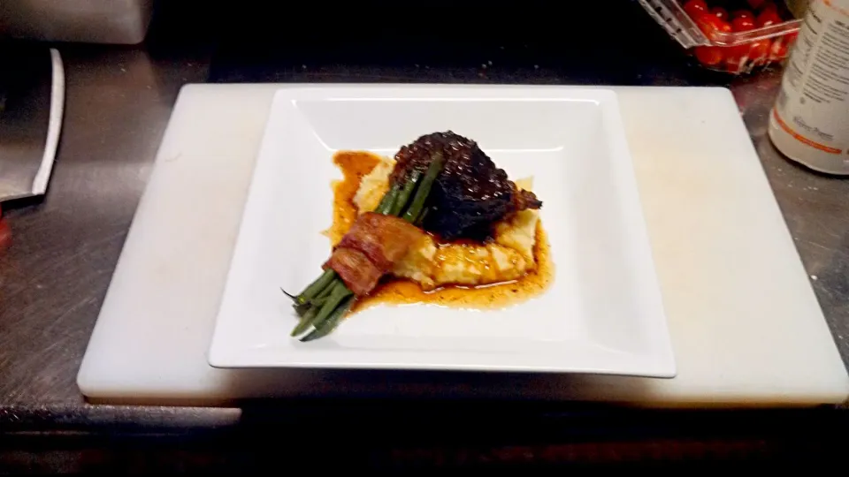 braised short rib white truffle mash, bacon wrapped green beans and oyster mushroom jus|jacobさん