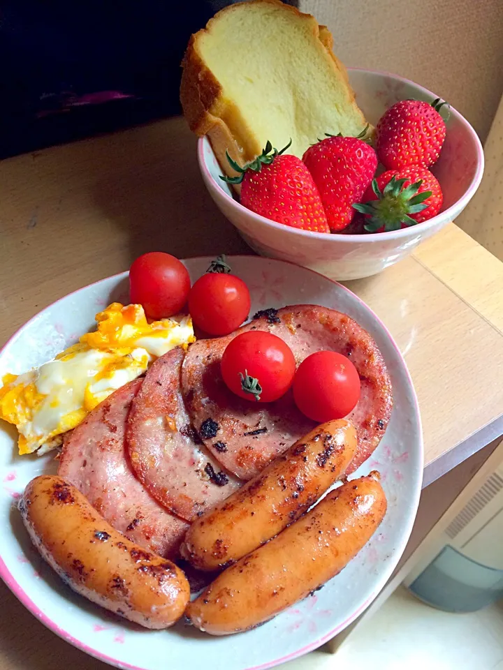 First ever homemade breakfast in a new place, new life in Japan ;)|Chernyingさん