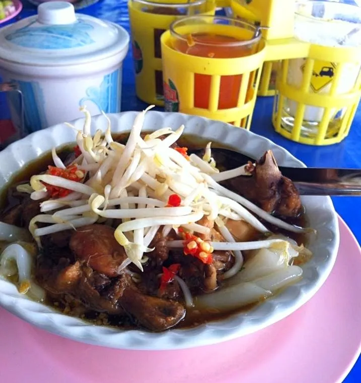 Snapdishの料理写真:Slow cooked chicken w spices    " kuay jap " noodles soup #thaifood|Eat in Thaiさん